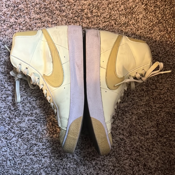 NIKE Blazer Yellow - Picture 2 of 4